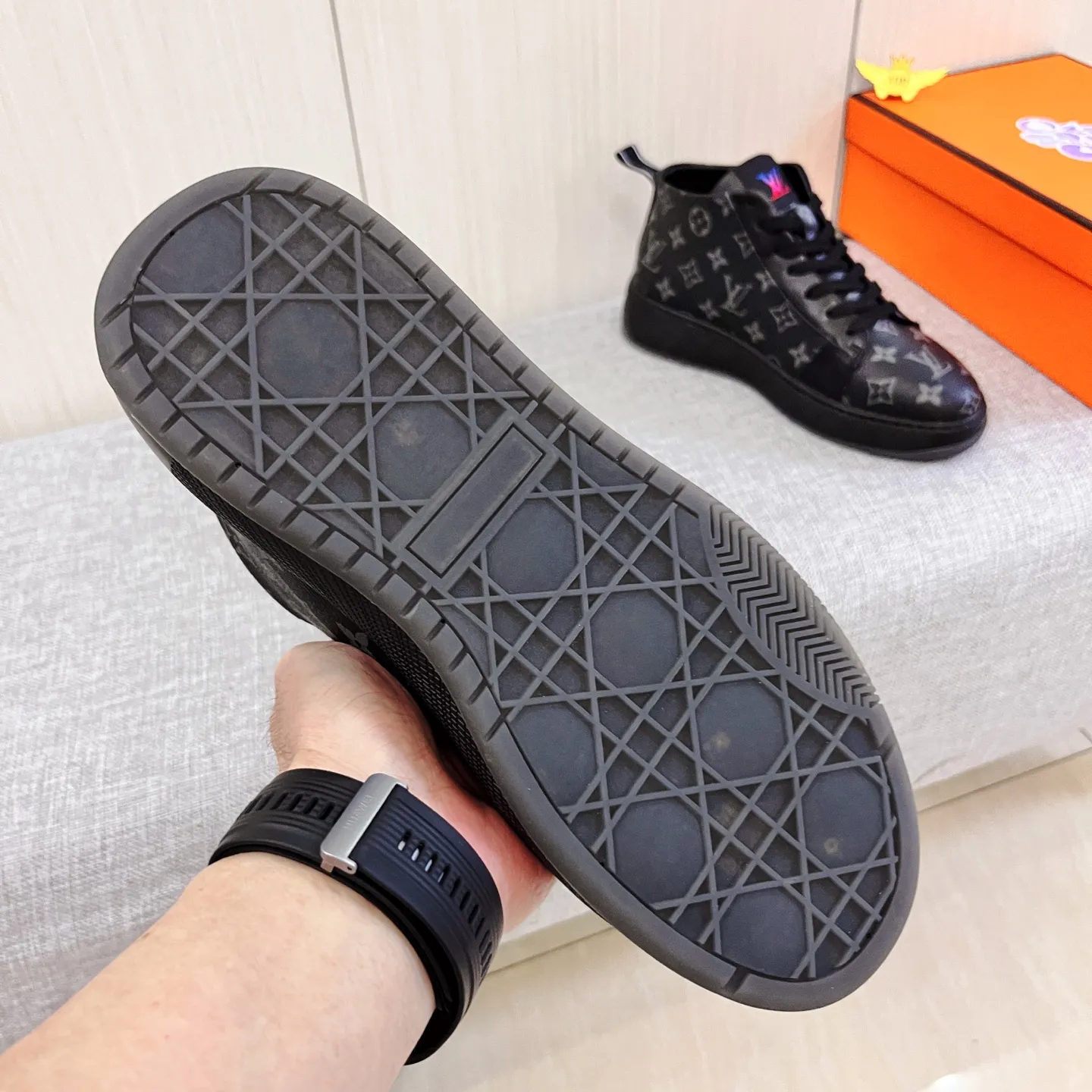 Men's shoes 💰 460 men's shoes 💰 [ LV ] 🔥 Louis Vuitton, high-end men's shoes brand official website 1:1 latest masterpiece: uppers are made of Italian imported first-layer cowhide with comfortable and breathable lining ➕ original non-slip and wear-resistant outsole 🔥, making walking more convenient and comfortable! An exclusive new model, a stunning work, a beautiful 1:1 replica [color] compared to the official quality! Create a fashionable personality to set off your uniqueness! A must-have for trendy men! Classic 🔥Size: 38-44 Color: 🔥 3⃣️colors available🔥.